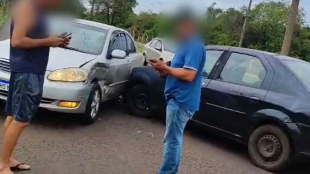 Carro desgovernado causa acidente na Avenida Euler de Azevedo
