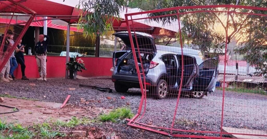 Fuga policial termina em acidente em churrascaria de Campo Grande