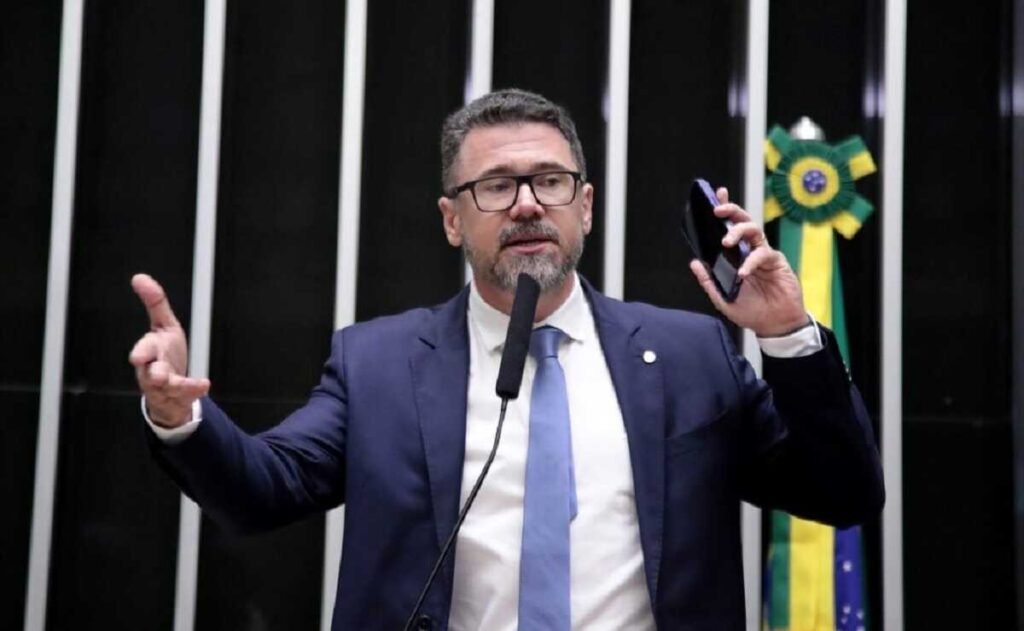 Deputado Pollon é criticado após abstenção em votação sobre taxação de streamings