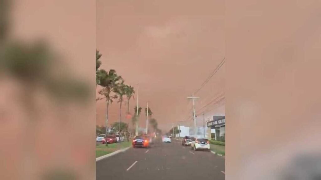 Tempestade de poeira e ventos fortes atingem Chapadão do Sul, causando danos e alerta