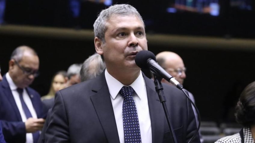 Lindbergh Farias acusa 'furto com abuso de confiança' no PL Antifacção