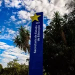 Totem de identificação da SED (Secretaria Estadual de Educação), no Parque dos Poderes, em Campo Grande (Foto: Ricardo Agra)