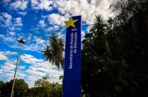 Totem de identificação da SED (Secretaria Estadual de Educação), no Parque dos Poderes, em Campo Grande (Foto: Ricardo Agra)