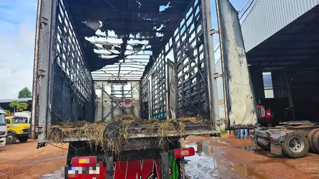 No interior da carroceria foi encontrado um carregamento de palha; parte do caminhão ficou destruído