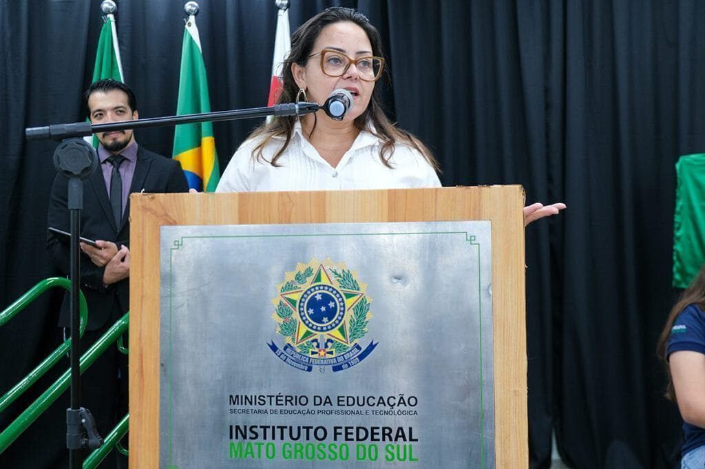 A reitora Elaine Cassiano discursa durante a cerimônia de inauguração no Campus Naviraí. Foto: Julio Fernando