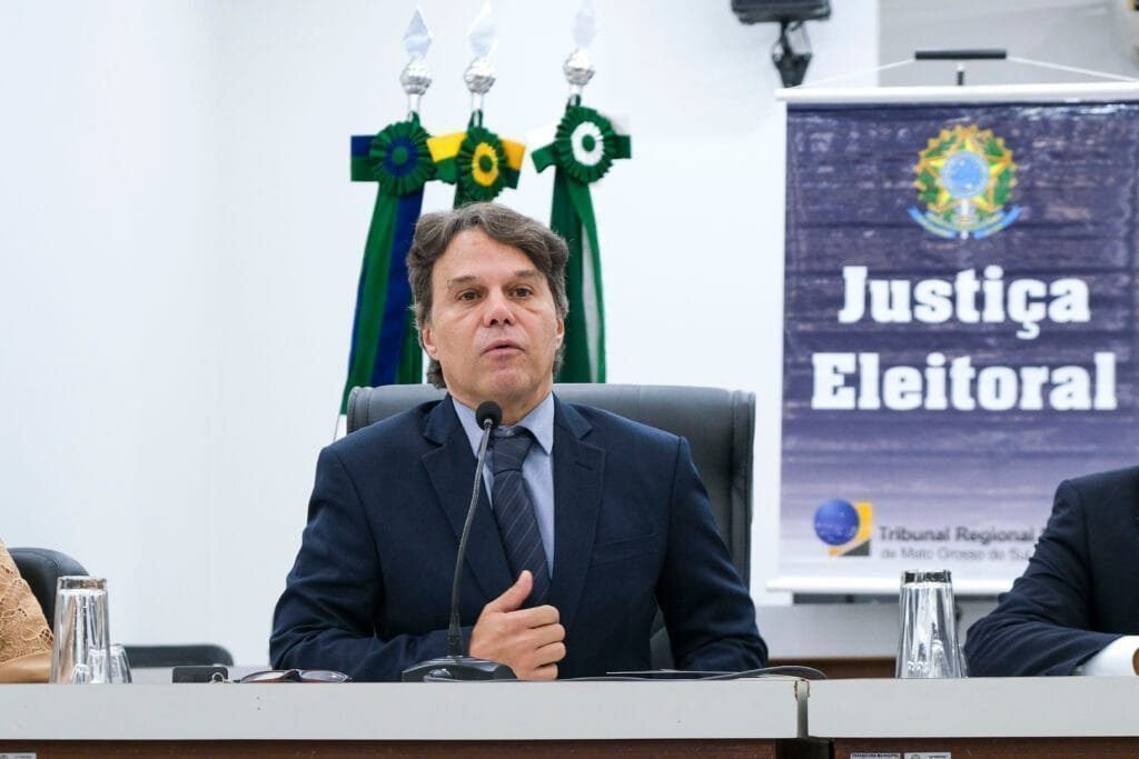 Juiz Eleitoral Eduardo Lacerda Trevisan durante a cerimônia de posse, destacando a renovação política em Naviraí. Foto: Julio Fernando