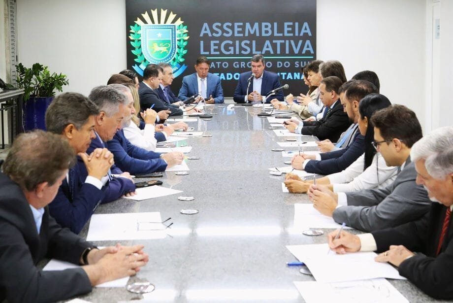 O governador Eduardo Riedel (PSDB) na reunião com os deputados estaduais na Assembleia