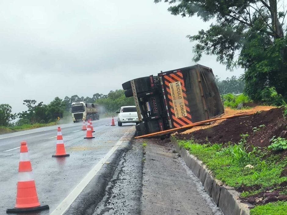 Carreta tomba e despeja quase 17 toneladas de soja na BR-163, em Campo Grande / Itamar Buzzatta