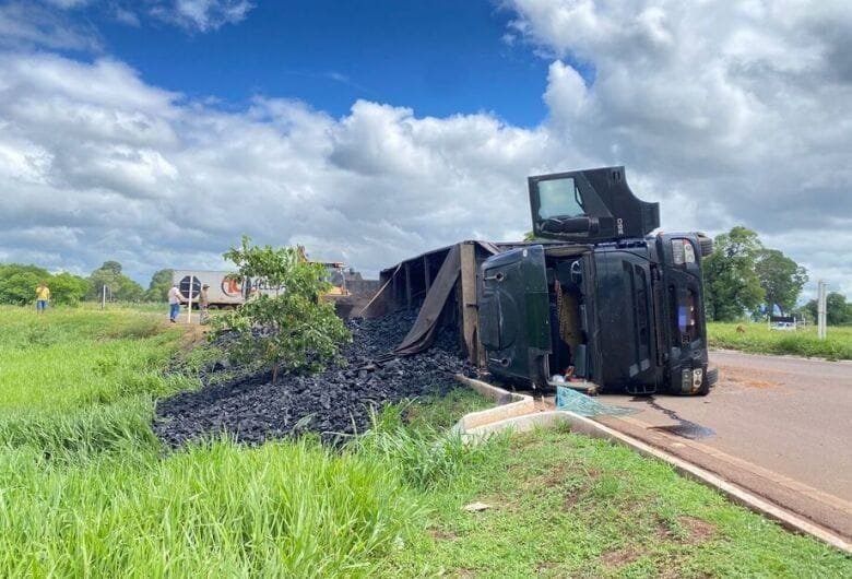 Carreta carregada com carvão tomba em trevo na BR-262