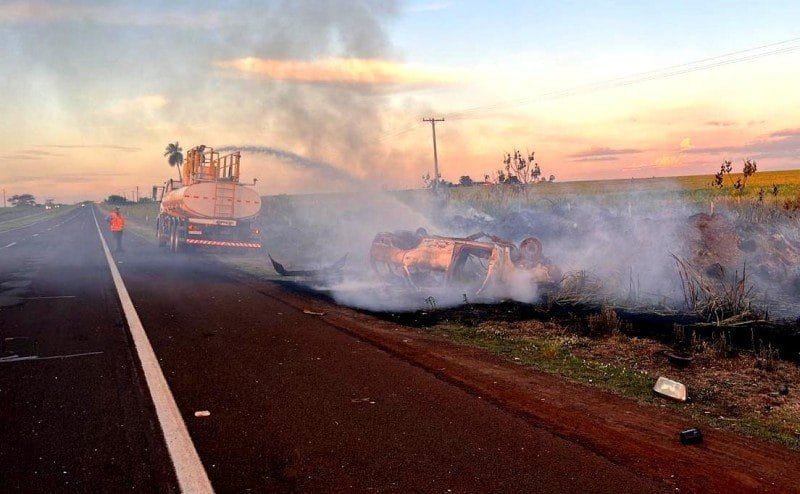 O fogo foi controlado com a ajuda de um caminhão Pipa da Usina Rio Amambaí Agroenergia de Naviraí.