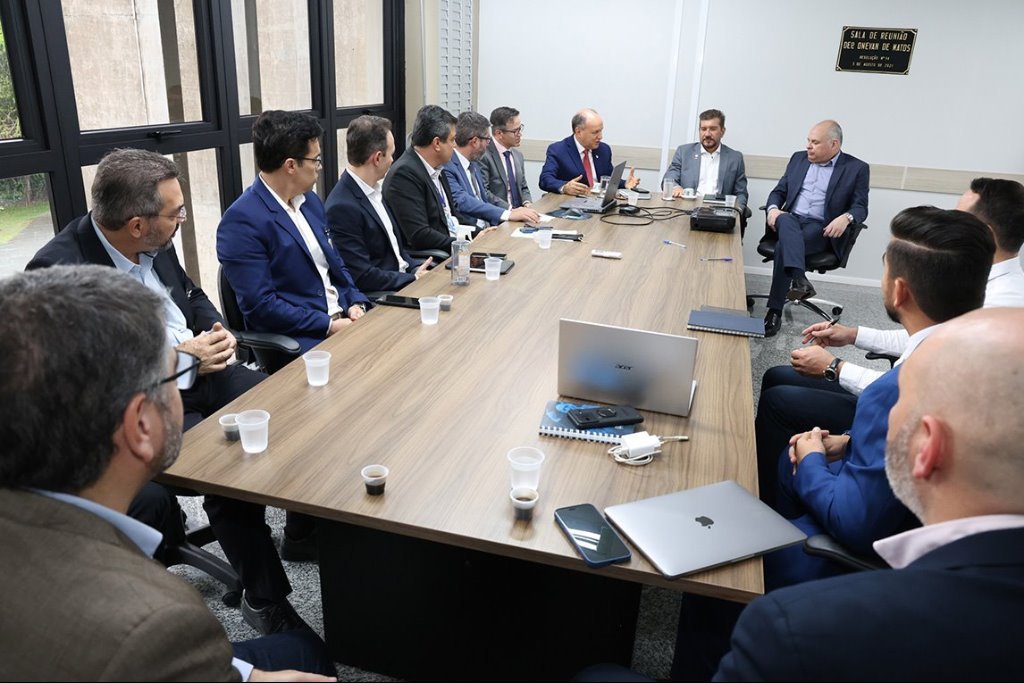 Profissionais da Oi e Sejusp em Naviraí acertam suporte técnico para serviços de emergência 190 e 193.