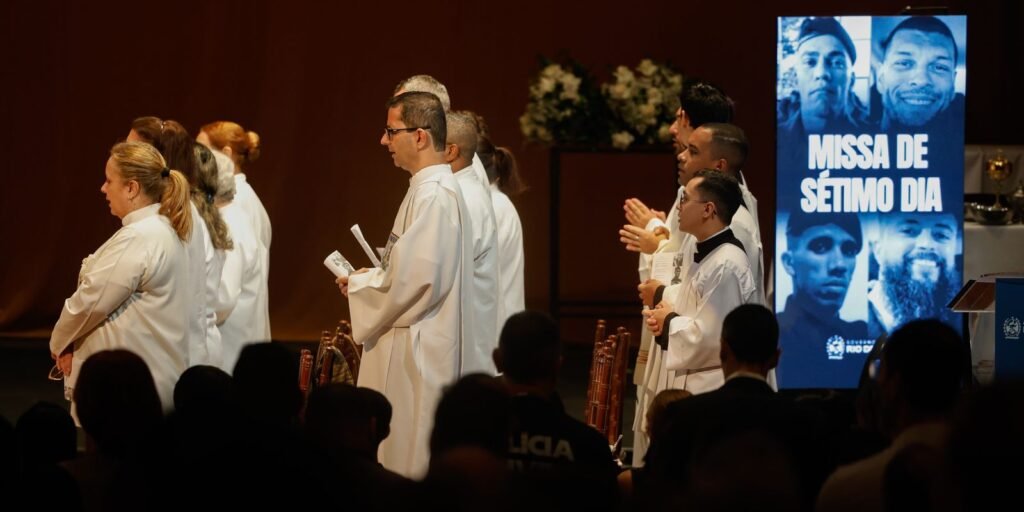Rio homenageia policiais mortos em operação nos complexos da penha e alemão