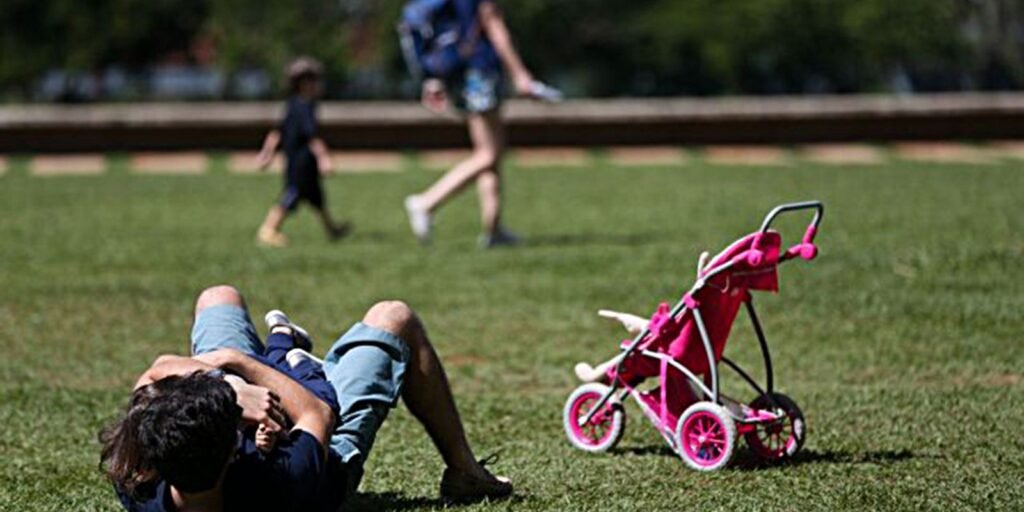 Avanço lento: Licença-paternidade ampliada ainda não garante equidade no cuidado infantil
