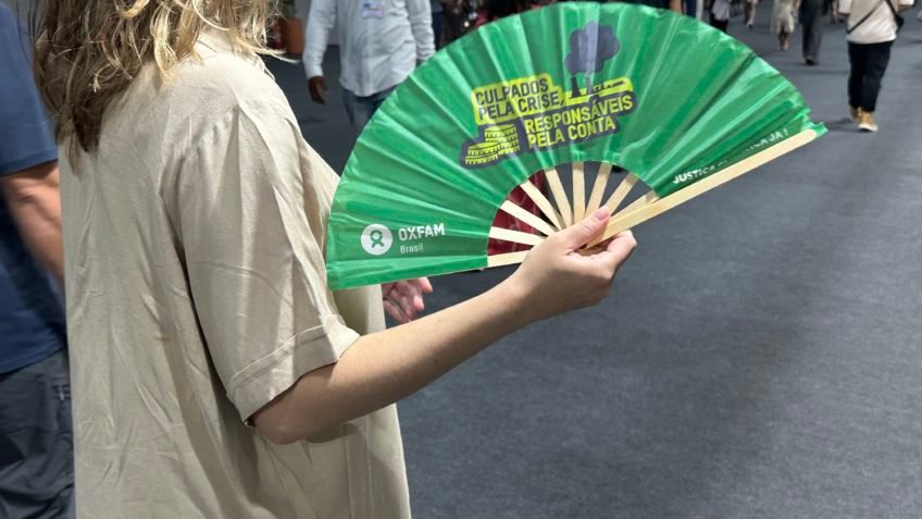 Calor intenso na COP30 em Belém impulsiona adoção de leques