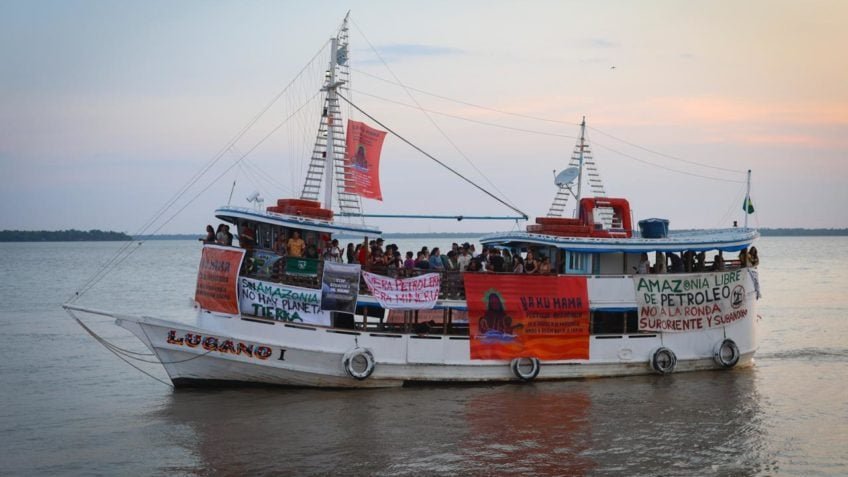 Indígenas da América Latina chegam a Belém de barco para a COP30