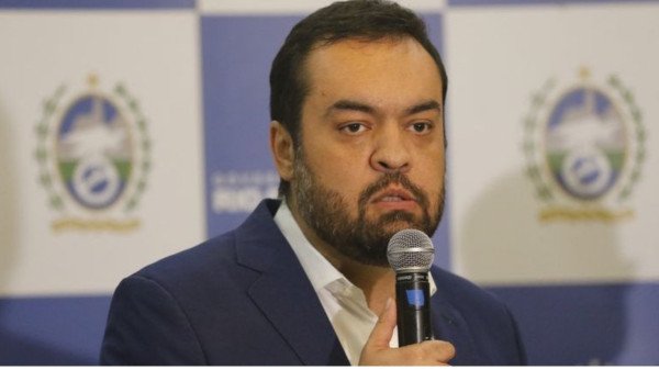 Cláudio Castro critica apoio judicial a 'terroristas' em evento da Conib