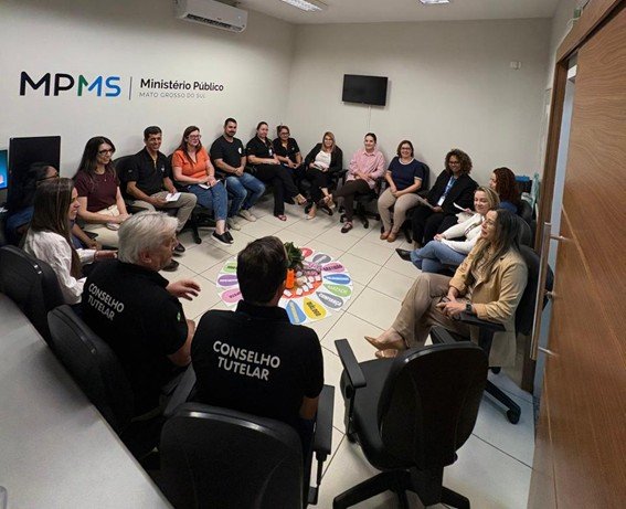 Reunião em círculo no Ministério Público de Mato Grosso do Sul.
