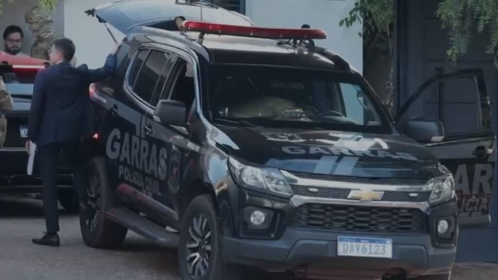 Viatura preta da Polícia Civil Garras com porta-malas aberto.