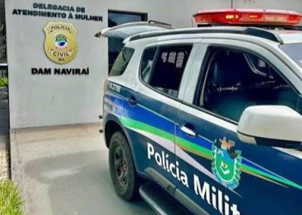 Viatura da Polícia Militar estacionada em frente à delegacia DAM.