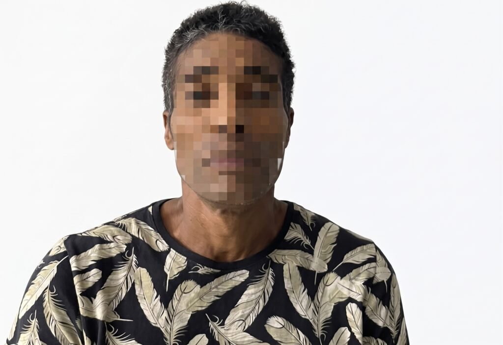 Homem de rosto pixelado usando camiseta com estampa de penas.