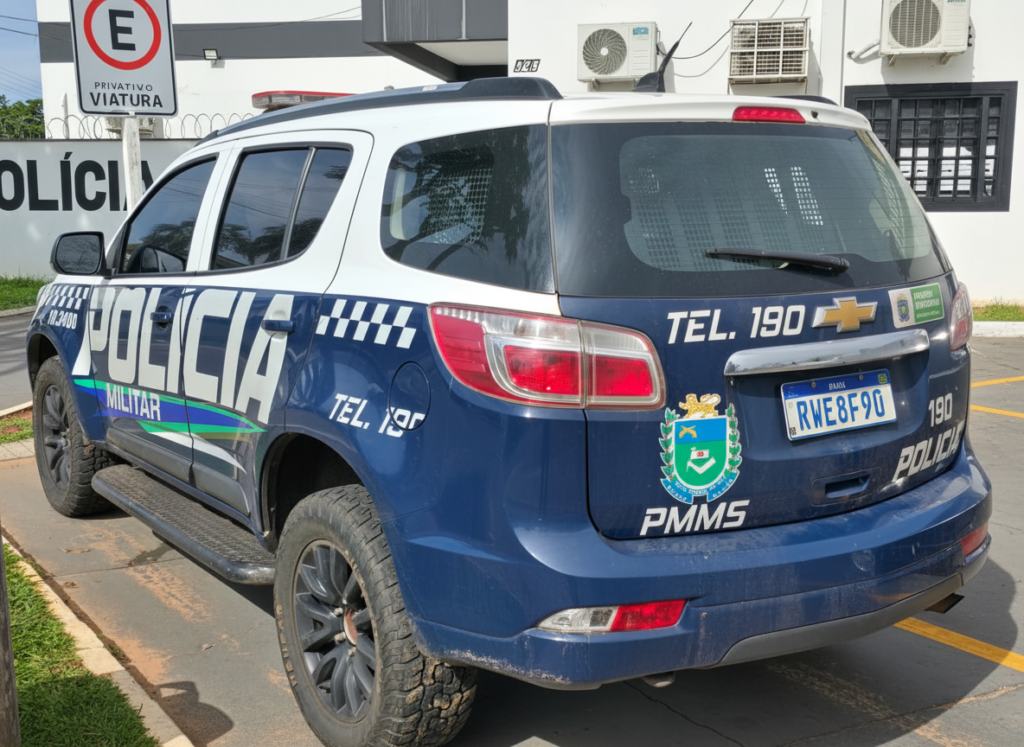 Viatura da Polícia Militar de Mato Grosso do Sul estacionada.