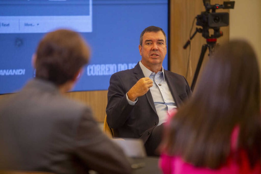 Eduardo Riedel em entrevista no estúdio do Correio do Estado.