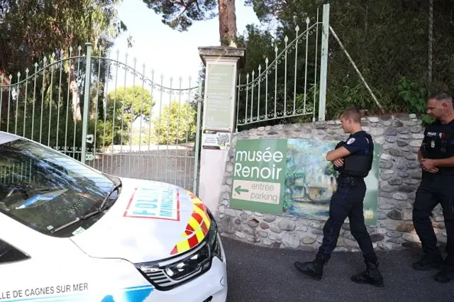 Policiais na entrada do Museu Renoir em Cagnes-sur-Mer.