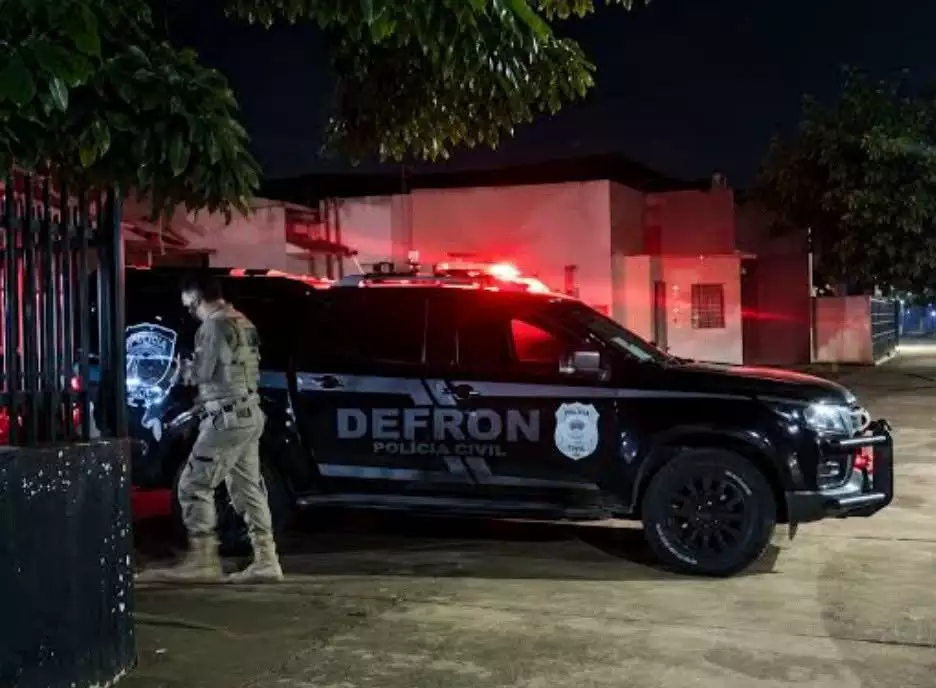 Viatura da DEFRON Polícia Civil estacionada à noite com giroflex.