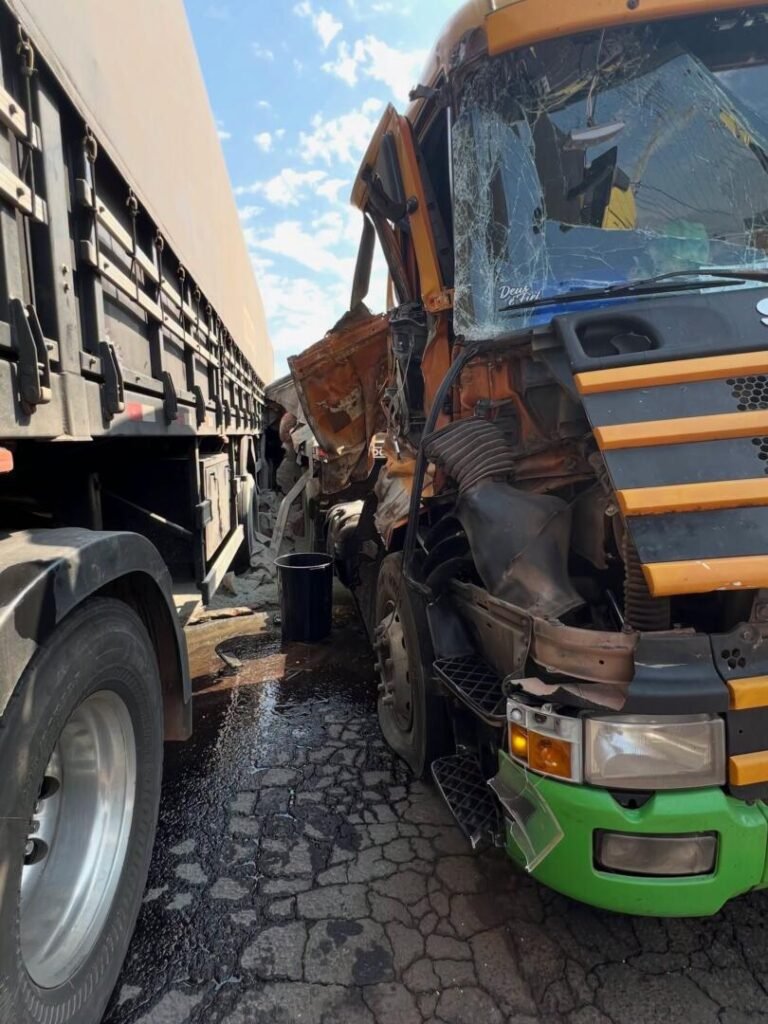 Caminhão com cabine destruída após colisão lateral com carreta.