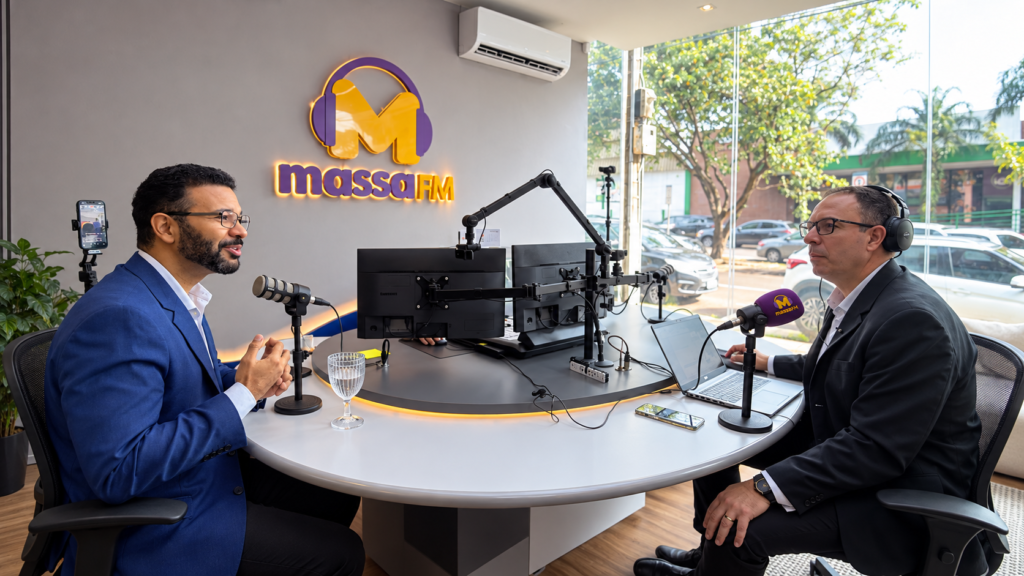 Dois homens em um estúdio da rádio Massa FM.