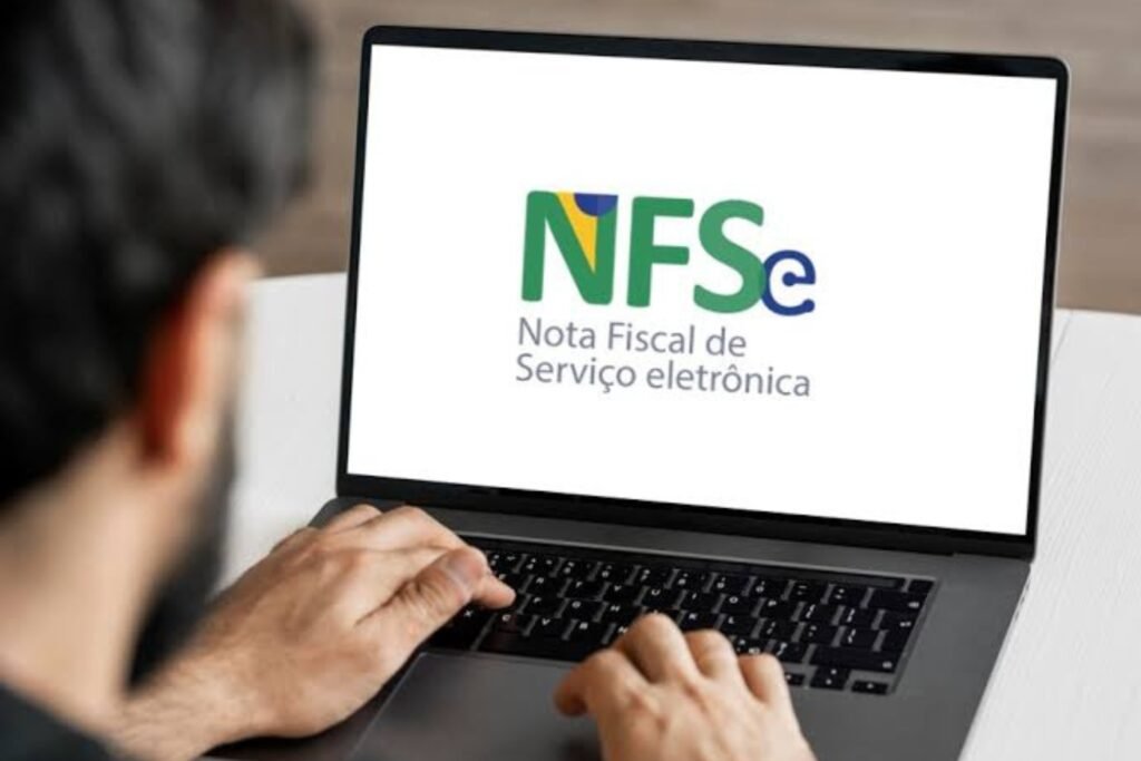 Pessoa no notebook acessando o sistema da NFS-e.