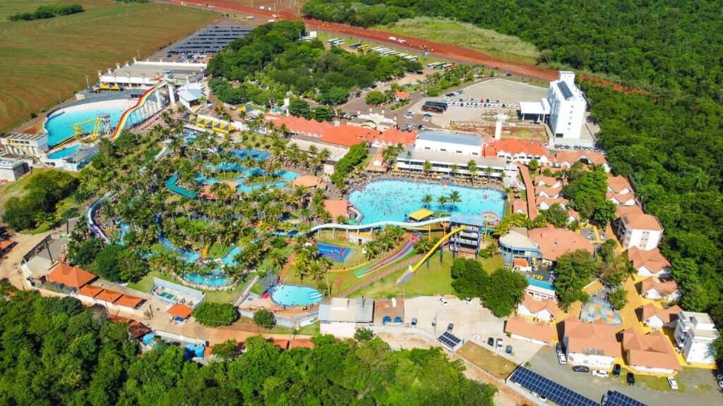 Vista aérea de um parque aquático com diversas piscinas coloridas.