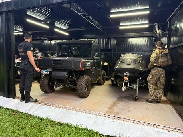 Agentes da Polícia Federal inspecionando veículos de luxo apreendidos.