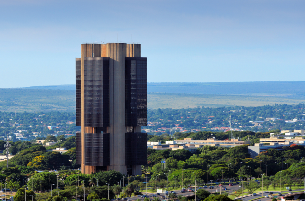Edifício do Banco Central do Brasil em Brasília sob céu azul.