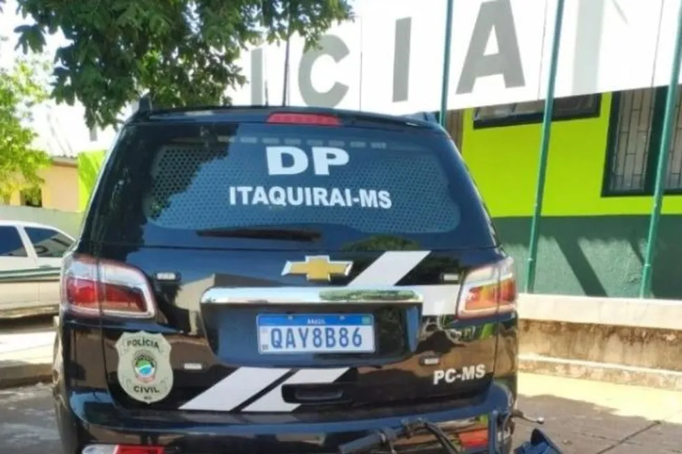 Traseira de viatura da Polícia Civil em Itaquiraí, Mato Grosso do Sul.
