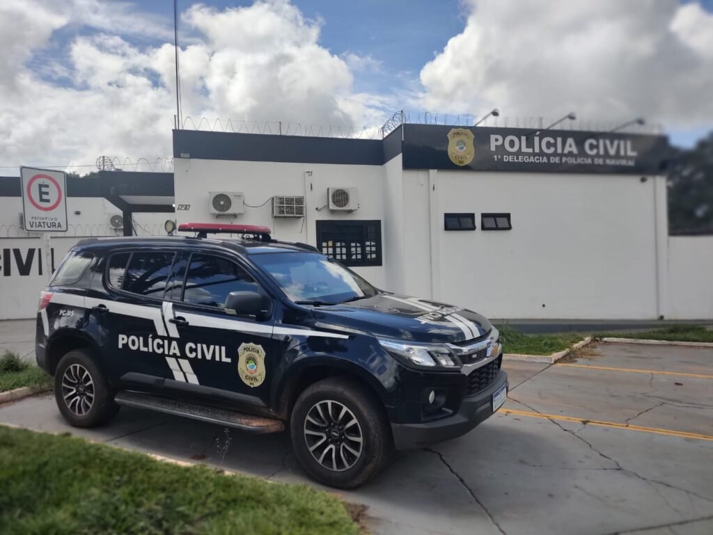 Viatura da Polícia Civil estacionada em frente à delegacia em Naviraí.