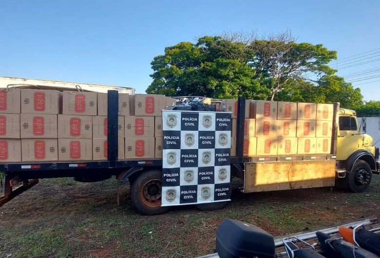 Caminhão amarelo carregado com caixas apreendidas pela Polícia Civil.