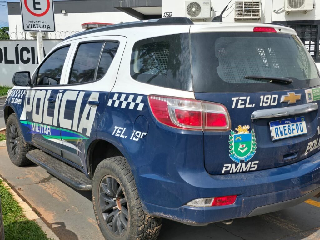 Viatura da Polícia Militar de Mato Grosso do Sul estacionada.