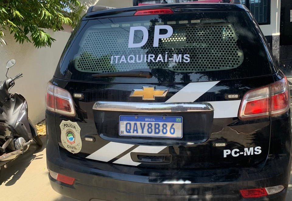 Traseira de viatura preta da Polícia Civil de Itaquiraí, MS.