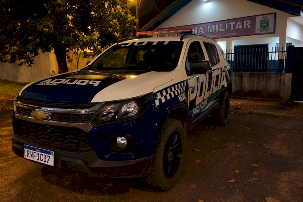 Viatura da Polícia Militar estacionada em frente ao posto policial.