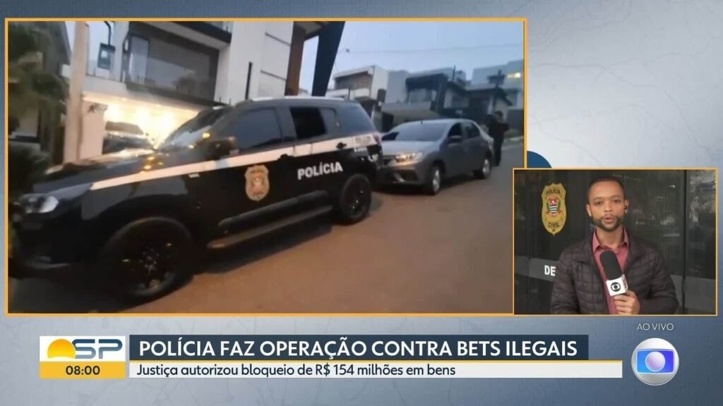 Viatura da Polícia Civil estacionada em frente a casas luxuosas.