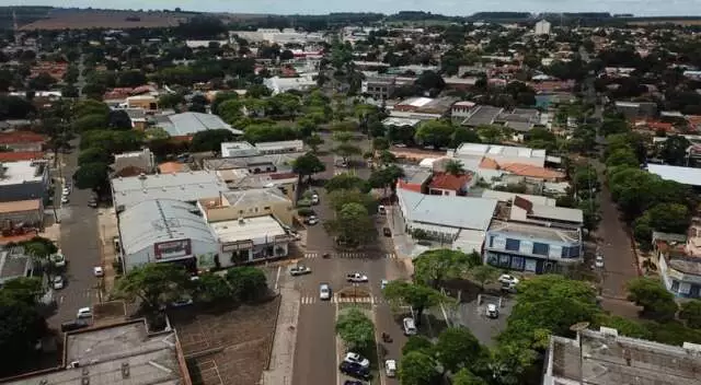 Vista aérea de uma cidade com árvores e prédios baixos.