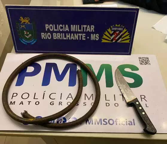 Faca e mangueira apreendidas pela PM em Rio Brilhante.