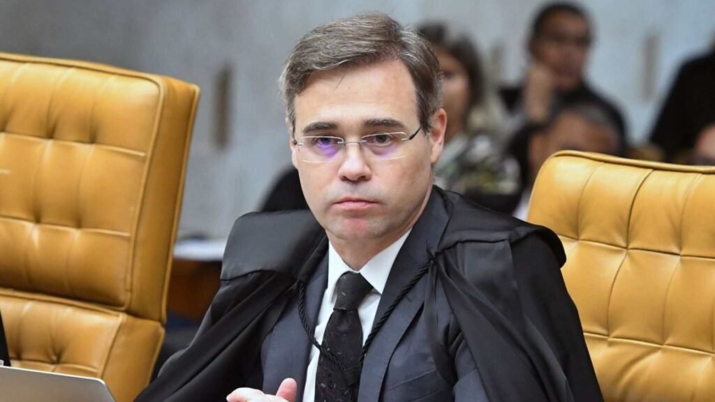O ministro André Mendonça sentado no plenário do STF.