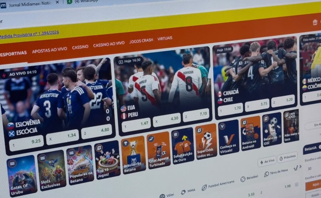 Tela de computador exibindo site de apostas Betano com jogos.