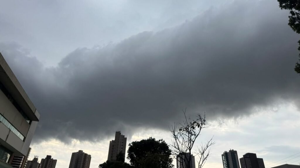 Nuvens de tempestade densas sobre prédios de uma cidade.