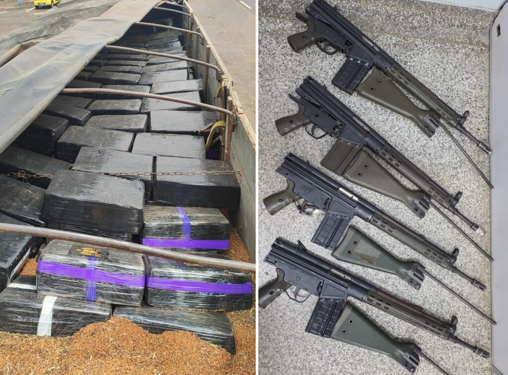 Pacotes de drogas em um caminhão e fuzis apreendidos.