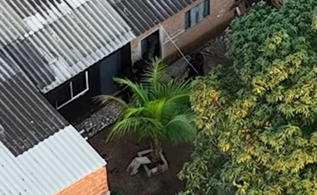 Agentes de segurança em operação tática em área residencial densa.