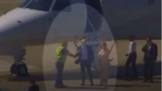 Pessoas desembarcando de um avião no pátio de um aeroporto.