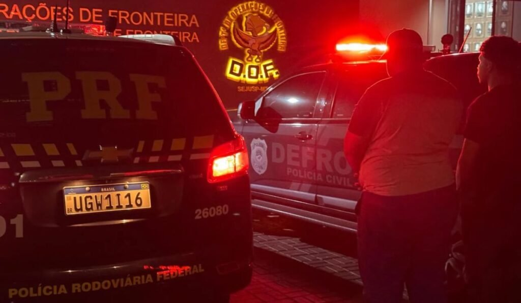 Viaturas da PRF e Polícia Civil em operação policial noturna.